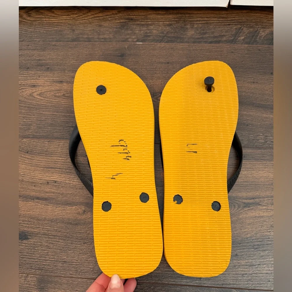 Havaiana’s Men’s Disney Mickey Mouse Flip Flops Size 13